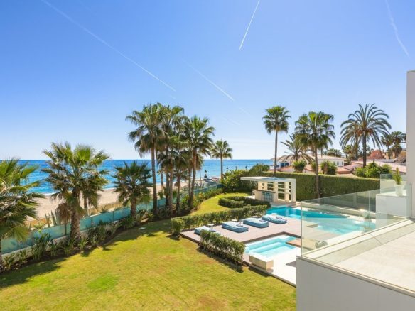 beachfront villa Puerto Banús