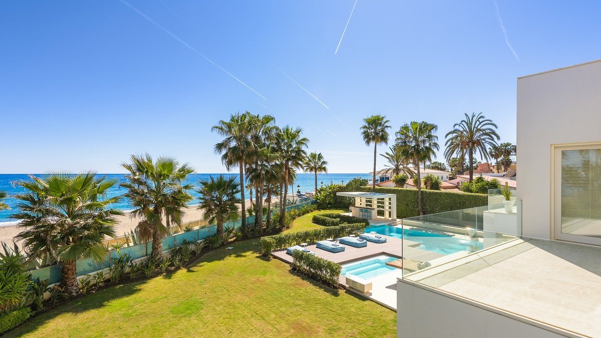 beachfront villa Puerto Banús