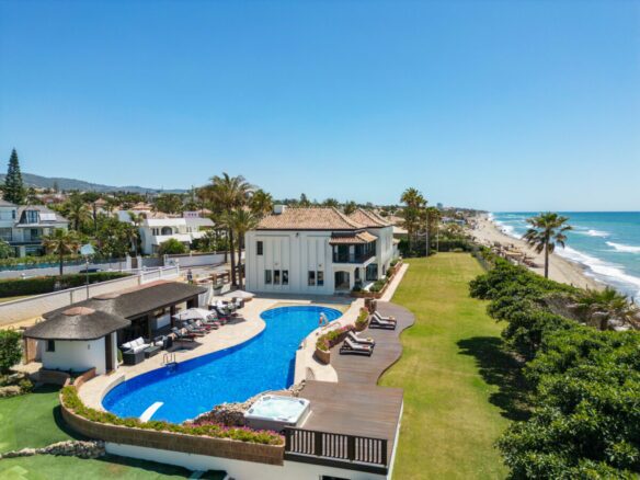 Front-Line Beach, Villa Alicate