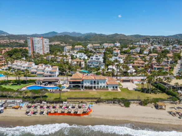 Front-Line Beach, Villa Alicate