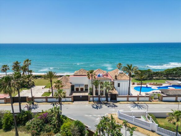 Front-Line Beach, Villa Alicate
