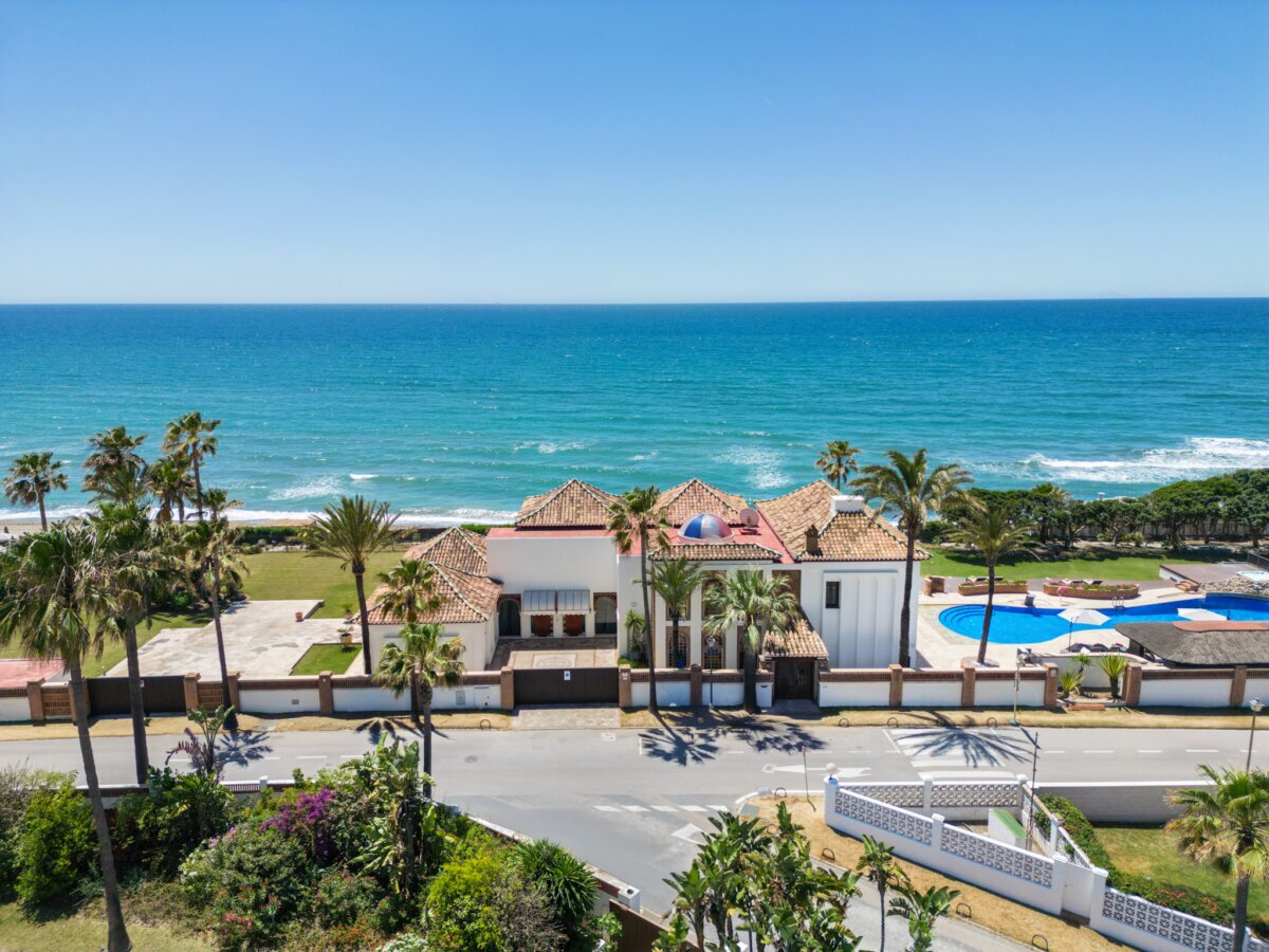 Front-Line Beach, Villa Alicate