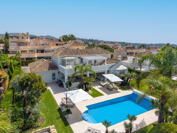 Elviria – walking distance to amenities and beaches.