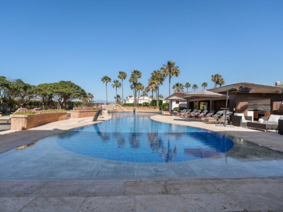 Front-Line Beach, Villa Alicate