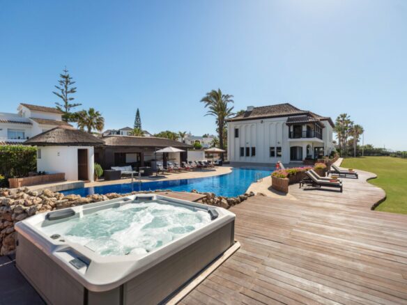 Front-Line Beach, Villa Alicate