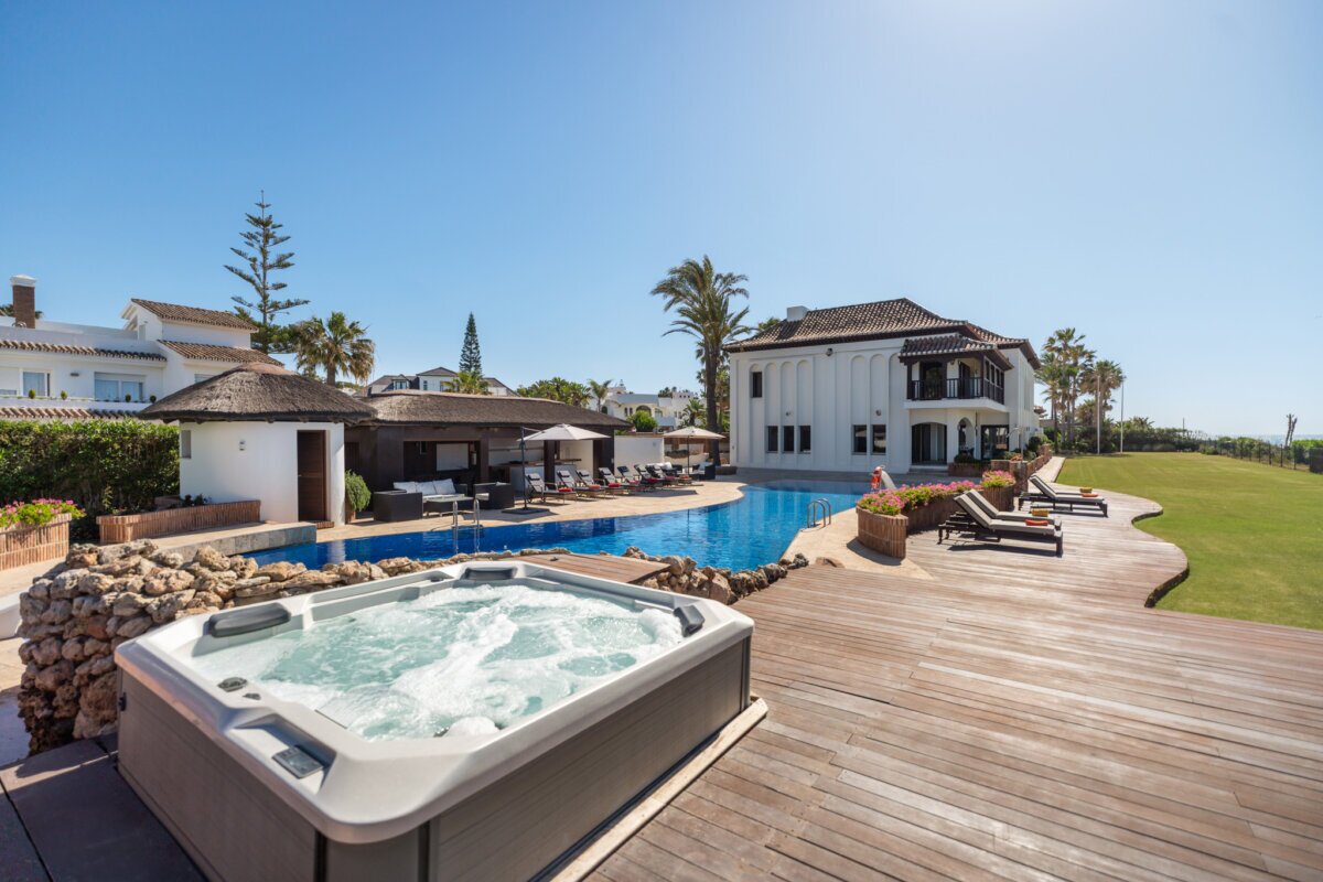 Front-Line Beach, Villa Alicate