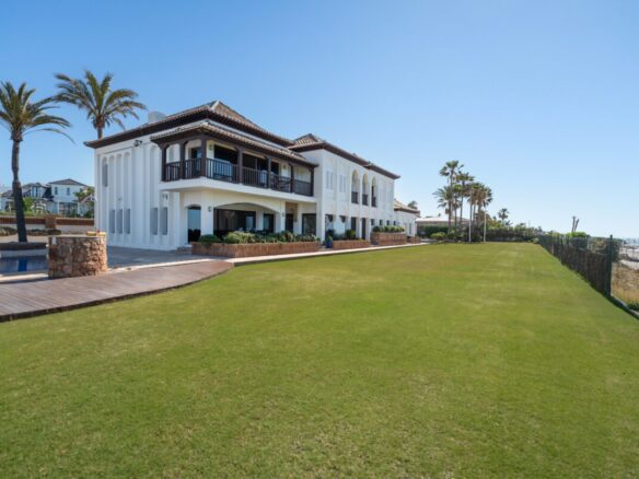 Front-Line Beach, Villa Alicate
