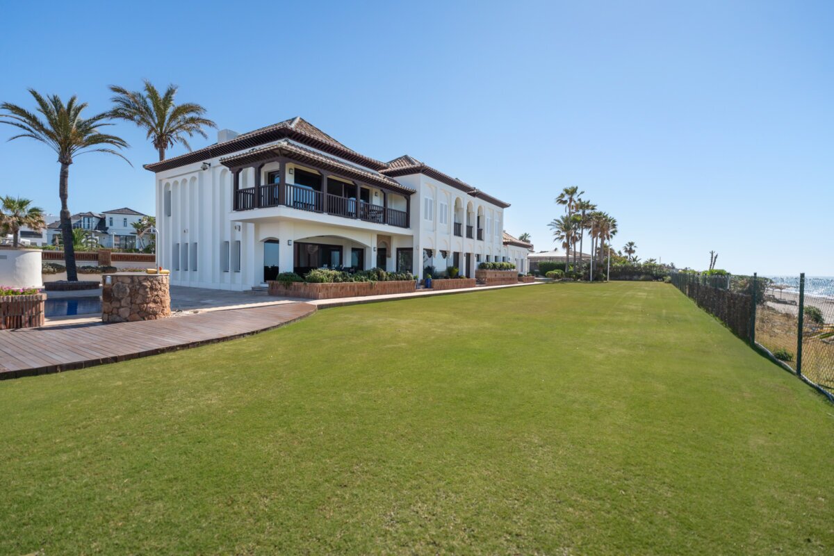 Front-Line Beach, Villa Alicate