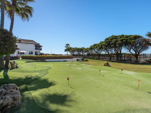 Front-Line Beach, Villa Alicate