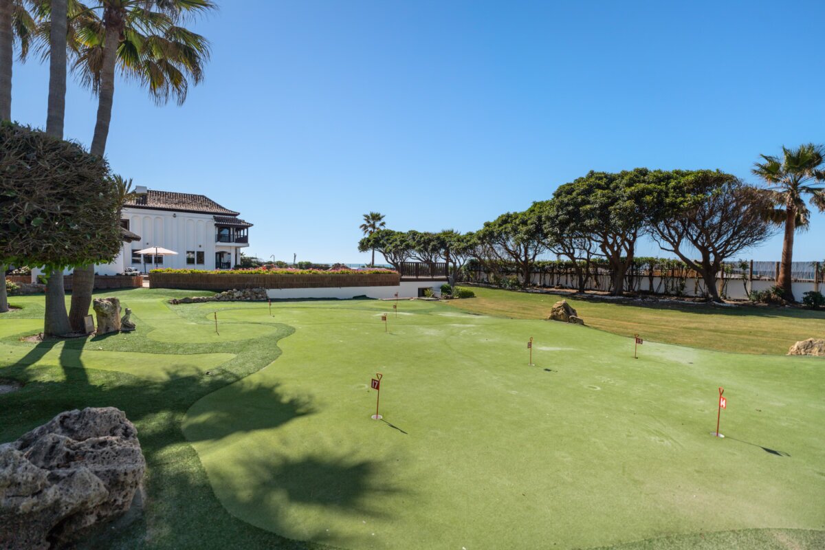 Front-Line Beach, Villa Alicate