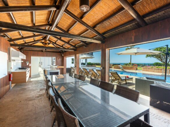 Front-Line Beach, Villa Alicate
