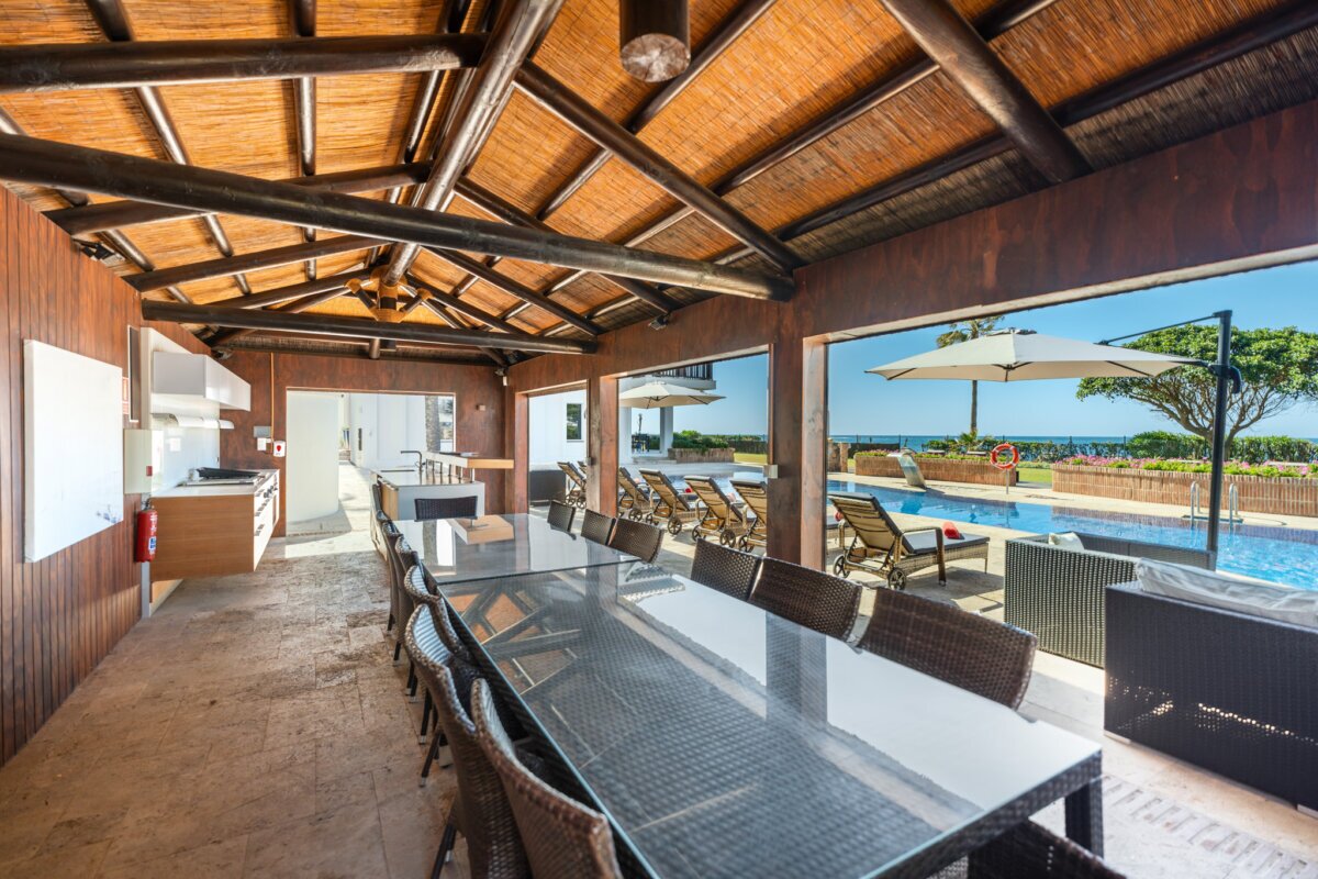 Front-Line Beach, Villa Alicate