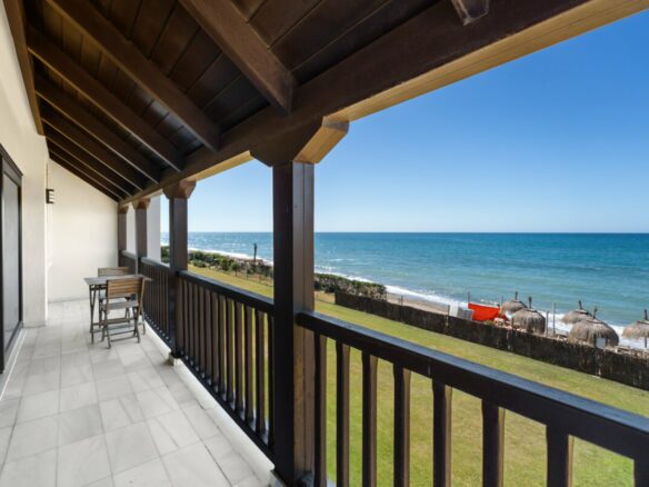 Front-Line Beach, Villa Alicate