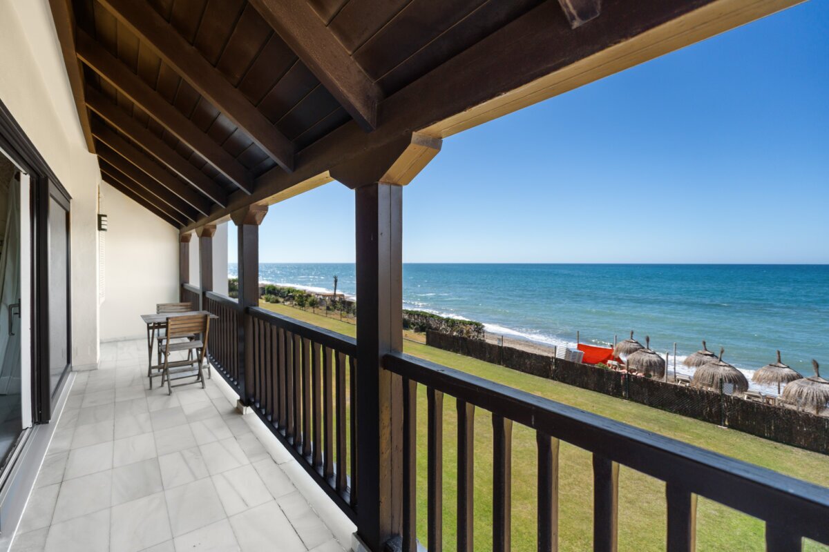Front-Line Beach, Villa Alicate