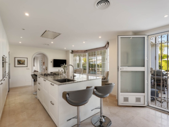 Elviria – walking distance to amenities and beaches.