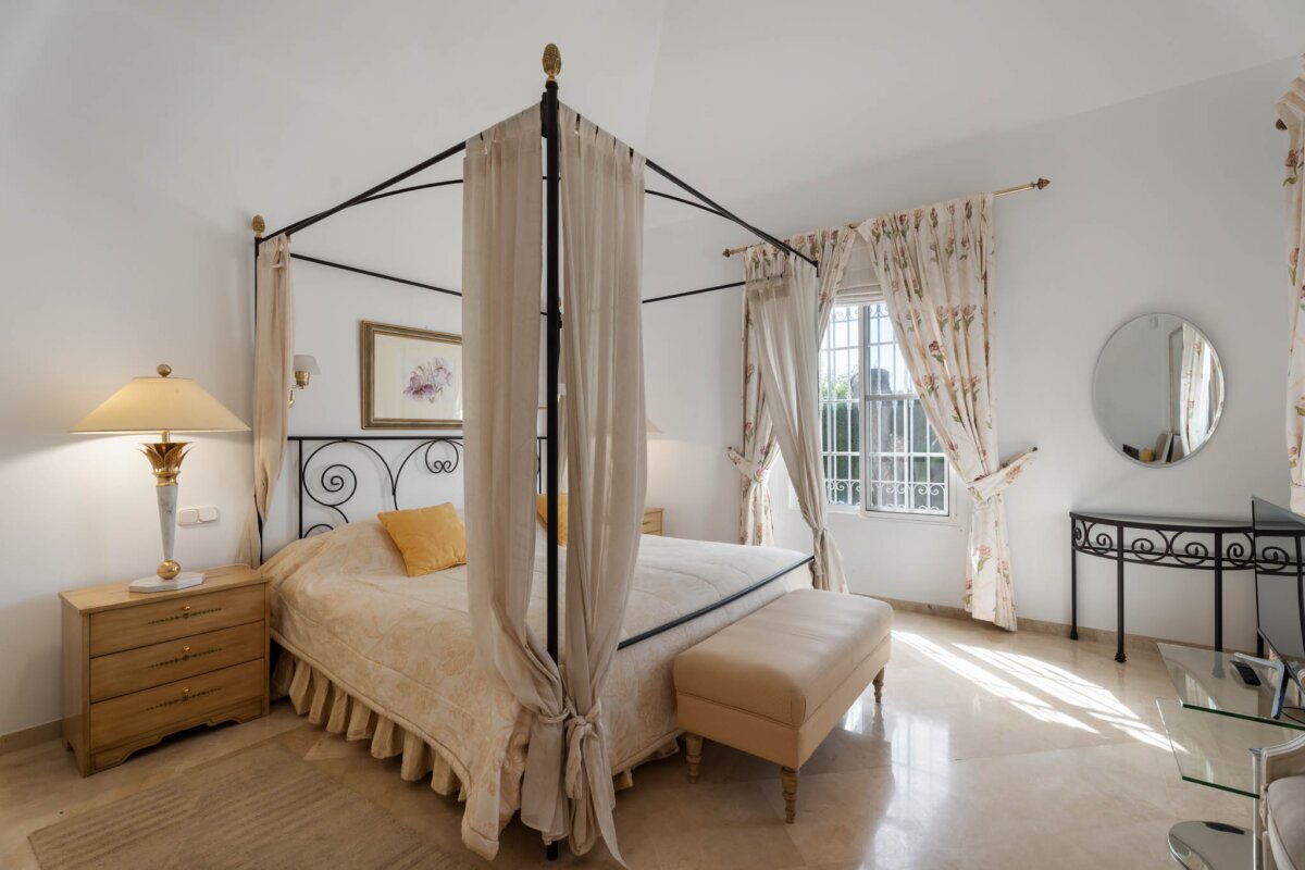 DSC03713 Elviria – walking distance to amenities and beaches.