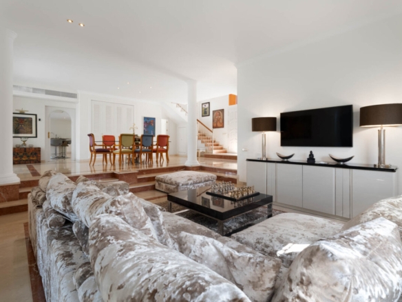 Elviria – walking distance to amenities and beaches.