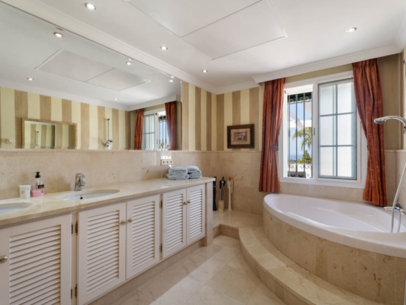 Elviria – walking distance to amenities and beaches.
