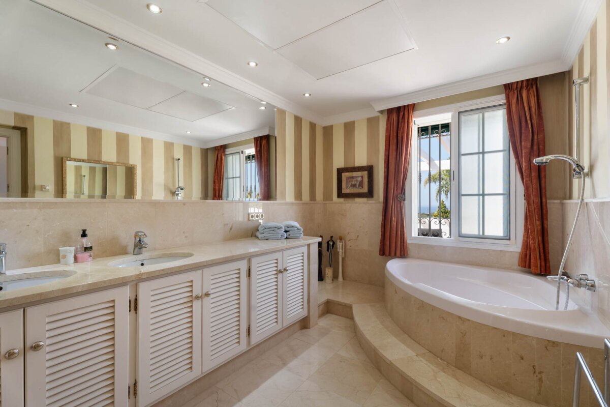 DSC03953 Elviria – walking distance to amenities and beaches.