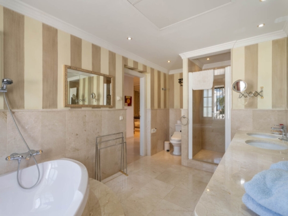 Elviria – walking distance to amenities and beaches.