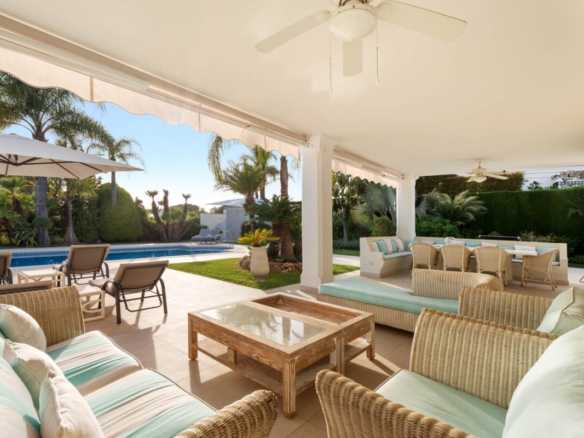Elviria – walking distance to amenities and beaches.
