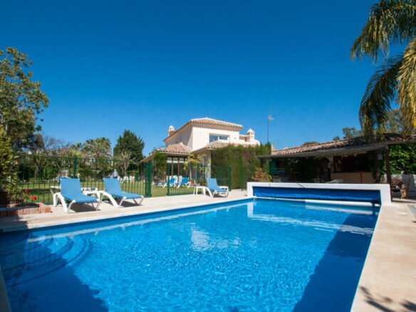 6 Bedrooms with 8 Beds – close to the beach.